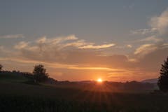 Sonnenuntergang mit Strahlen in Lommis. (Bild: Thomas Segenreich)