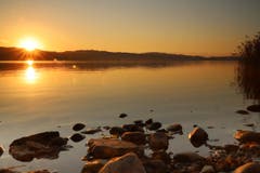 Der goldene Herbst beschert uns auch goldene Sonnenuntergänge am Sempachersee. (Bild: Xaver Husmann (Sempach, 14. Oktober 2018))