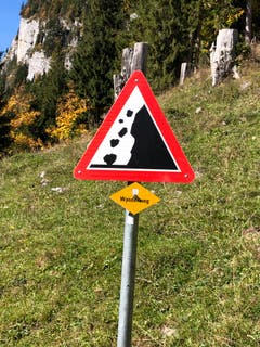 Es heisst doch: «Alles Gute kommt von oben». Aber wie gerne würde man hier darauf verzichten. Fotografiert auf dem Wanderweg zum Kemmeriboden Bad. (Bild: Margrith Imhof-Röthlin)