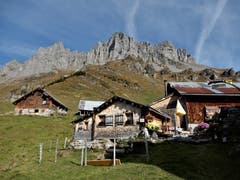 Auf dem Schächentaler Höhenweg, in dieser herrlichen Umgebung, ist dieses einladende Alpbeizli wirklich nicht zu übersehen. Und man kann einem Besuch auch kaum widerstehen. (Bild: Margrith Imhof-Röthlin (Schächental, 16. Oktober 2018))