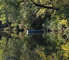 Bilderbuch-Herbst am Atzenholzweiher in Häggenschwil. (Bild: Yvonne Aldrovandi-Schläpfer)