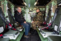 Robert Küng, Regierungsrat Luzern (inks) lässt sich ein Geschütztes Mannschaftstransportfahrzeug (GMTF) erklären.