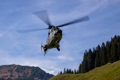 Ein Super Puma der Schweizer Luftwaffe startet mit Gästen auf dem Glaubenberg.
