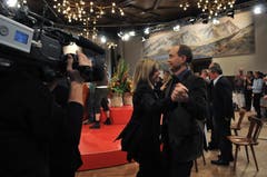 Die Medien hat sie «im Griff»: Nach der Fernsehsendung zum Gotthard-Durchstich in Göschenen wagte Regierungsrätin Z'graggen ein Tänzchen mit SF-Moderater Urs Leuthard. (Bild: Urs Hanhart, 15. Oktober 2010)