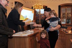 Zur Einbürgerungsfeier händigt Z'graggen der aus Serbien stammenden Familie Lazic die Landrechtsurkunde aus. (Bild: Urs Hanhart (Altdorf, 2. November 2017))