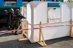 Soldaten stürmen ein Gebäude in Sarnen.