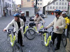 Auch Elektrobikes zu fahren, macht ihr Freude: Z'graggen und vier Urner Landräte kamen 2007 von Erstfeld mit dem Velo zur Landratssession. (Bild: Markus Zwyssig (Altdorf, 4. Juni 2007))