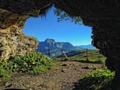 Unterwegs auf dem Toggenburger Höhenweg. Blick aus dem Wildmannlisloch. (Bild: Toni Sieber)