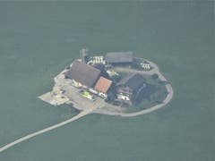 Es scheint, der Hof in Ennetmoos schwimme in einem See. (Bild: Hans Steiner (Stanserhorn, 17. Oktober 2018))