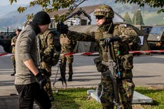 Ein Soldat setzt einen Angreifer mit einem Pefferspray ausser Gefecht.