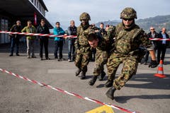 Demonstration einer Fahrzeugkontrolle und anschliessender Festnahme am Öffentlichkeits- und Behördenanlass des Infanteriebataillons 20 am Donnerstag, 18. Oktober 2018 in Sarnen.