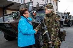 Hildegard Meier-Schöpfer, Kantonsratspräsidentin (links) im Gespräch mit Soldatin Celine Seiger in Sarnen.