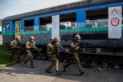 Soldaten stürmen einen Zug in Sarnen.