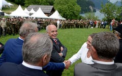 Steht sie hier neben ihrem künftigen Arbeitskollegen? Z'graggen mit Bundesrat Ueli Maurer und alt Bundesrat Adolf Ogi an der Gedenkfeier «75 Jahre Rütlirapport» auf dem Rütli. (Bild: Nadia Schärli (Seelisberg, 25. Juli 2015))