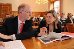Jean-Frédéric Jauslin, Direktor des Bundesamts für Kultur, und Justizdirektorin Z'graggen diskutieren über schützenswerte Urner Ortsbilder. (Bild: Urs Hanhart, 18. März 2009))