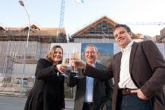 Zum Wohl! Z'graggen am Aufrichtfest fürs Hotel Chedi mit Samih Sawiris und dem Andermatter Gemeindepräsidenten Roger Nager. (Bild: Dominik Wunderli (Andermatt, 9. November 2011))
