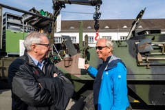 Robert Küng, Regierungsrat Luzern (links) und Paul Winiker, Regierungsrat Luzern beim Teilen alter Erinnerungen in Sarnen.