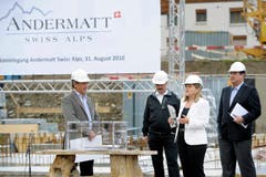 Grundsteinlegung fürs Hotel Chedi in Andermatt mit Samih Sawiris, Andermatter Gemeindepräsident Karl Poletti, Heidi Z'graggen und Akira Moreno, dem künftigen Betreiber des Chedi. (Bild: Pius Amrein, 31. August 2010)