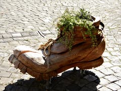 Leben auf grossem Fuss? Auf den ersten Blick könnte man es meinen, aber das ist eine hervorragende Idee, um auf das Orthopädie-Schuhgeschäft in Altdorf aufmerksam zu machen. (Bild: Margrith Imhof-Röthlin (Altdorf, 17. Oktober 2018))