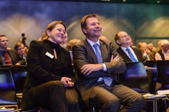 Auch in Luzerner Gesellschaft heiter: CKW-Verwaltungsrätin Heidi Z'graggen mit ihrem VR-Kollegen Marcel Schwerzmann an der CKW-Generalversammlung. (Bild: Remo Nägeli (Luzern, 25. Januar 2013))
