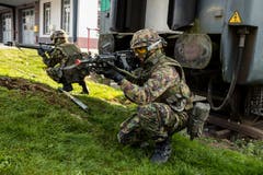 Soldaten sichern die Umgebung eines Gebäudes in Sarnen.