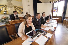 Bei der Arbeit im Urner Landrat: Frau Landammann Z'graggen mit Finanzdirektor Josef Dittli und Bildungsdirektor Beat Jörg. (Bild: Florian Arnold (Altdorf, 18. Juni 2014))