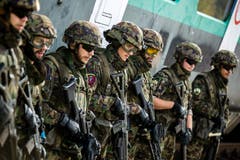 Soldaten warten am Öffentlichkeits- und Behördenanlass des Infanteriebataillons 20 auf Befehle.