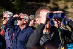 Reto Sieber, Verwaltungsratspräsident Siga (links) und Paul Winiker, Regierungsrat Luzern verfolgen die Demonstration am Öffentlichkeits- und Behördenanlass des Infanteriebataillons 20 auf dem Glaubenberg.