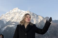 2010: Z'graggen verkündet ihre Ständerats-Kandidatur am Ufer des Urnersees. (Bild: Daniel Regli (Altdorf, 4. Februar 2010))