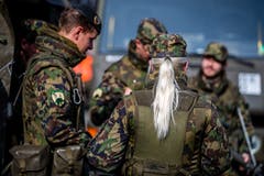 Soldaten und eine Soldatin warten auf weitere Befehle.