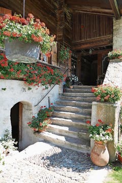 Eingang zum 300-jährigen Chalet de la Place in Rossinière.