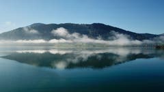 Die letzten Nebelfetzen über dem Ägerisee lösen sich auf. (Bild: Peter Bumbacher (Zug, 17. Oktober 2018))