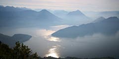Durch den tieferen Stand der Sonne entstehen diese wunderschönen Lichtspiele über dem Vierwaldstättersee. (Bild: Alois Naef (Rigi-First, 16. Oktober 2018))