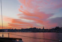 Faszinierendes, nur wenige Minuten dauerndes Farbenspiel über Luzern an einem Herbstabend - kurz vor Anbruch der Nacht. (Bild: Heinz Schürmann (Luzern, 16. Oktober 2018))