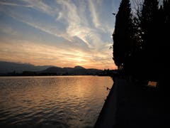 Was so eine wunderschöne Sonnenuntergangs-Stimmung alles bewirken kann; nur für Sekunden erscheint diese Bank im Hochglanz. Fotografiert am Mittwoch am Quai in Luzern. (Bild: Margrith Imhof-Röthlin (Luzern, 18. Oktober 2018))