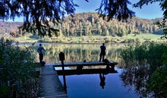 Herbstliche Fischeridylle. (Bild: Peter Bumbacher (Türlersee, 17. Oktober 2018))