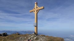 Besuch beim neuen Gipfelkreuz auf dem Schwalmis. (Bild: Hans Steiner (Schwalmis, 18. Oktober 2018))