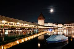 Nachtaufnahme Kapellbrücke. (Bild: Marianne Schmid (Luzern, 17. Oktober 2018))