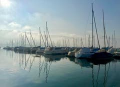 Morgendliche Herbststimmung am Yachthafen in Zug. Der Nebel über dem See löst sich langsam auf. (Bild: Peter Bumbacher (Zug, 17. Oktober 2018))