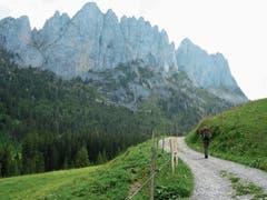 Der Aufstieg von Jaun her zum Chalet du Soldat (Soldatenhaus) auf 1752 m ü. M., entlang der schlanken Felszähne der Gastlosen-Bergkette. (Bild: Bilder: Monika Neidhart)