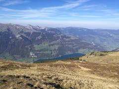 Herrliche Aussicht vom Gibel auf die Berge und einen Teil vom tiefblauen Lungernsee. (Bild: Urs Gutfleisch (Gibel, 17. Oktober 2018))