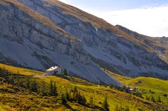Gestern noch war es so warm auf der Brisenhütte SAC, Nidwalden, dass man im T Shirt an der Sonne sitzen konnte. Und heute? Hat es Schnee da oben? (Bild: Regula Aeppli (Brisenhaus, 30. September 2018))