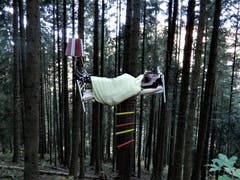 Auf den Spuren des Wetterhexenwegs stösst man immer wieder auf Überraschungen, wie hier auf diese Hexe, die es sich den ganzen Tag in ihrem Bett gemütlich macht. (Bild: Margrith Imhof-Röthlin (19. Oktober 2018))