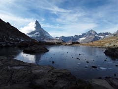 Zugefrorener See und die Traumkulisse mit dem Matterhorn, zwischen Gornergrat und Riffelberg. (Bild: Bruno Ringgenberg (19. Oktober 2018))
