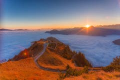 Das Drehrestaurant Rondorama auf dem Stanserhorn bei Sonnenaufgang und Nebelmeer. (Bild: Rolf Kälin (20. Oktober 2018))