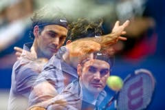 2010 - Mehrfachbelichtung von Roger Federer während seines Finalspiels gegen den Serben Novak Djokovic. (KEYSTONE/Ennio Leanza)