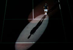 2007 - Roger Federer vor seinem Finalspiel gegen den Finnen Jarkko Nieminen, das Federer gewinnen wird. (KEYSTONE/Steffen Schmidt)