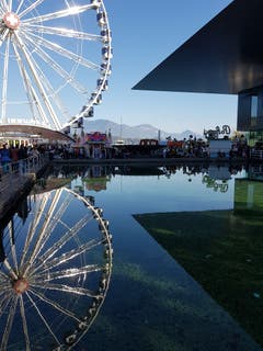 Das KKL und sein Brunnen, in dem sich das Riesenrad der Määs spiegelt (Bild: Stefan Koller / Luzern, 21. Oktober 2018)