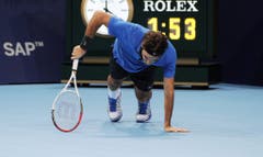 2012 - Roger Federer enttäuscht am Boden nach seiner Finalniederlage gegen den Argentinier Juan Martin Del Potro. (PHOTOPRESS/Kurt Schorrer)