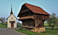 Eine Augenweide sind der prächtige Spycher und die Kapelle in Untergattwil. (Bild: André Egli)